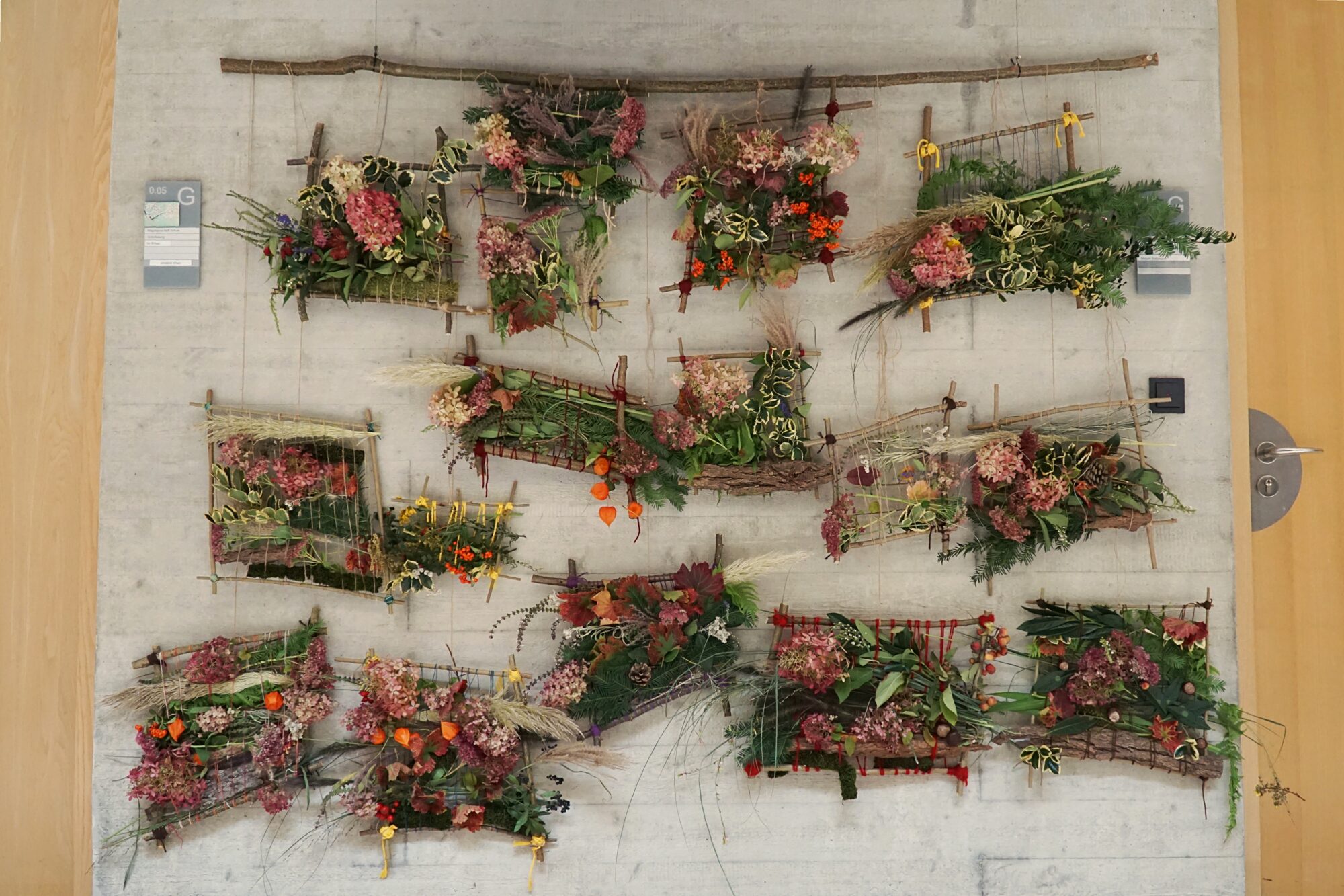 Eine Wand mit Blumen und Pflanzen.