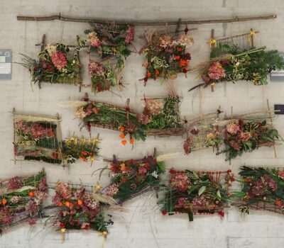 Eine Wand mit Blumen und Pflanzen.