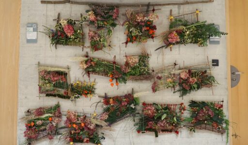 Eine Wand mit Blumen und Pflanzen.